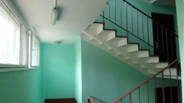 Имеют ли собственники жилья право хранить коляски под лестницей?